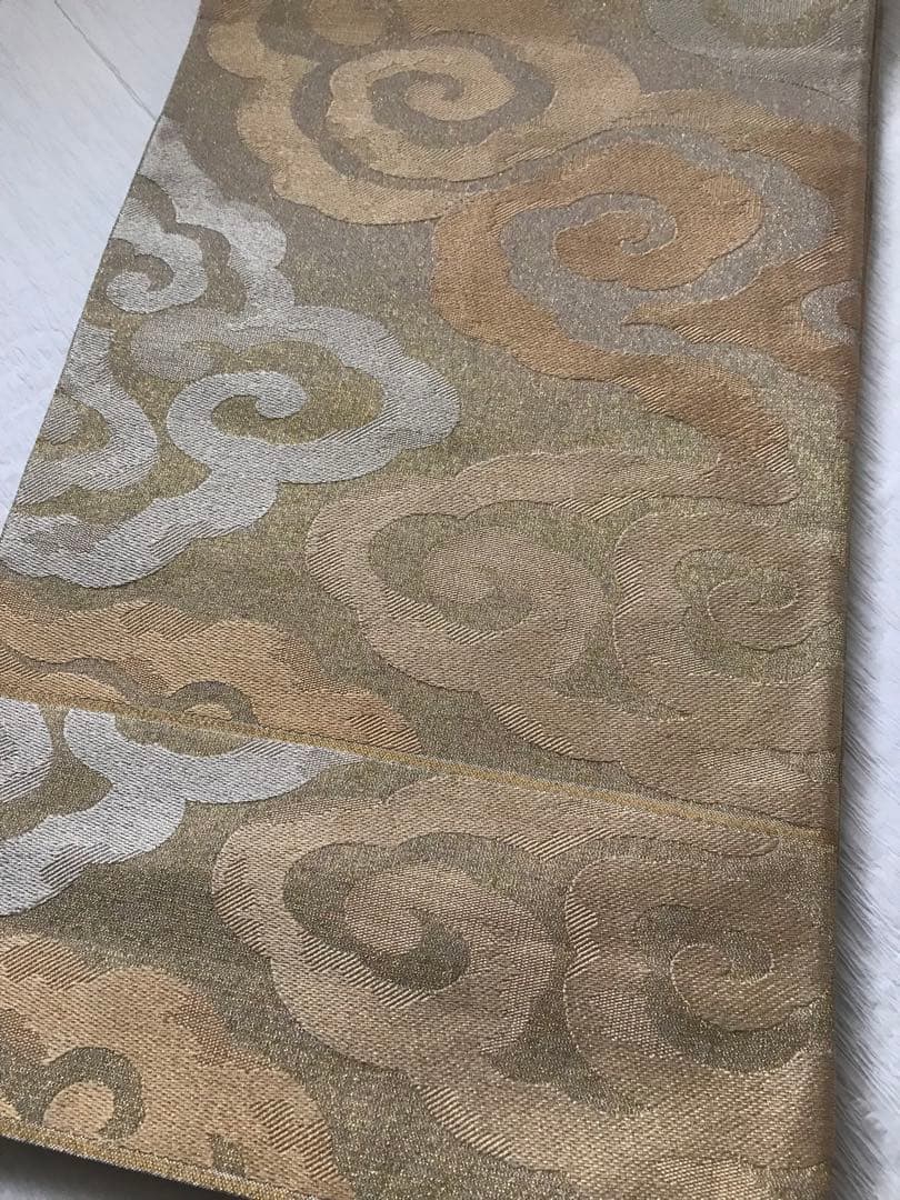 使い勝手の良いあかるい金の袋帯　瑞雲文　正絹