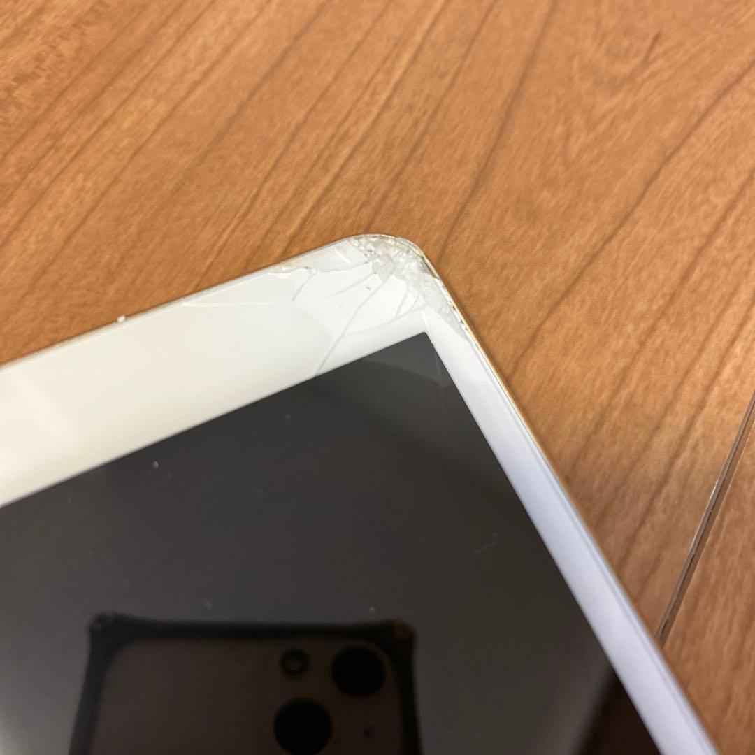 iPad ゴールド 画面にひび割れあり