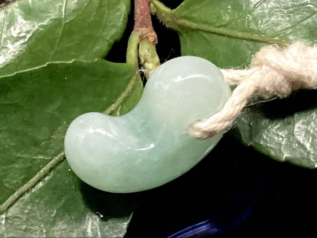 桁違いの極上品質　50年前のガラス質麻紐付保管品　糸魚川翡翠勾玉　鑑別書無し安価