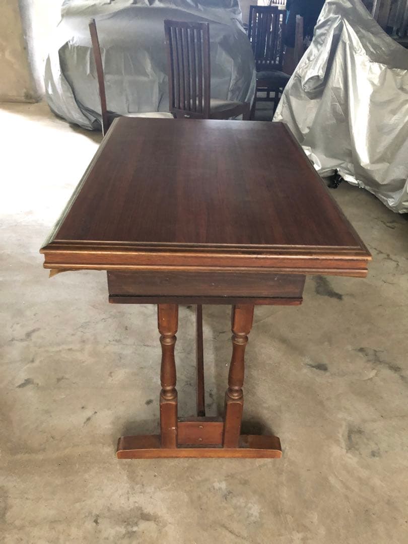 木製ダークブラウンテーブル