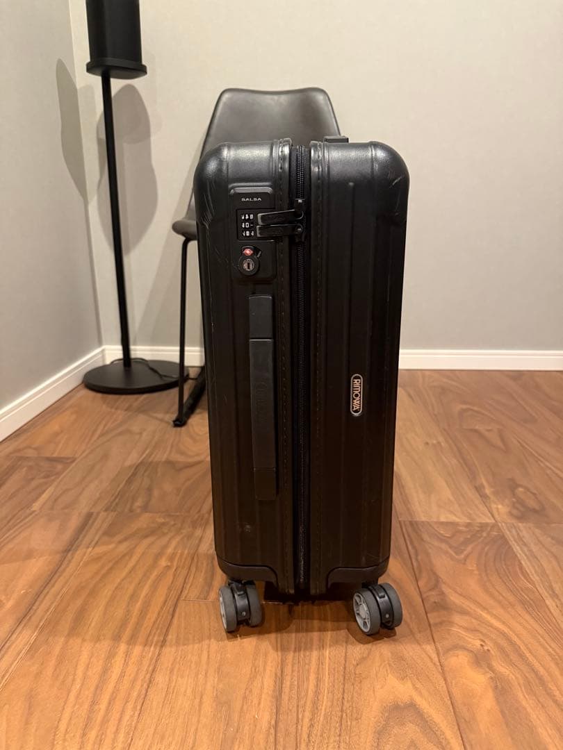 リモワ　機内持ち込みサイズ　スーツケース　ブラック