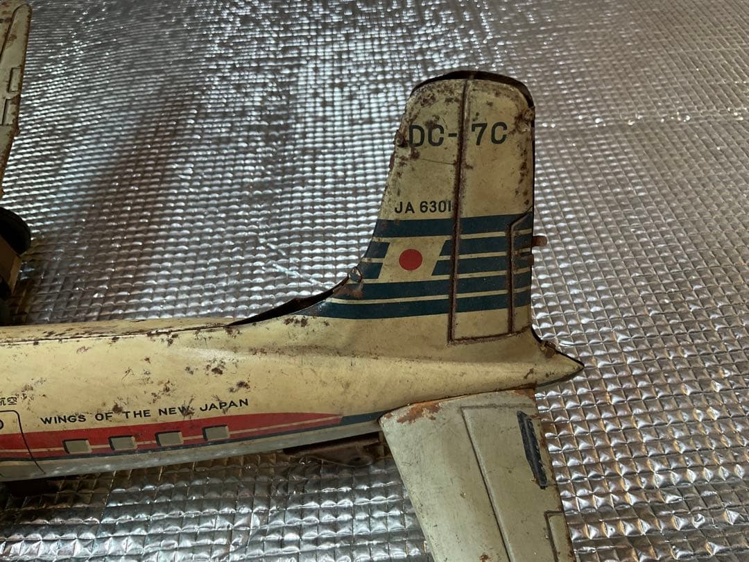 日本航空旅客機DC-7C プロペラ旅客機。【後輪タイヤ欠品、胴体翼分離可能と錆】