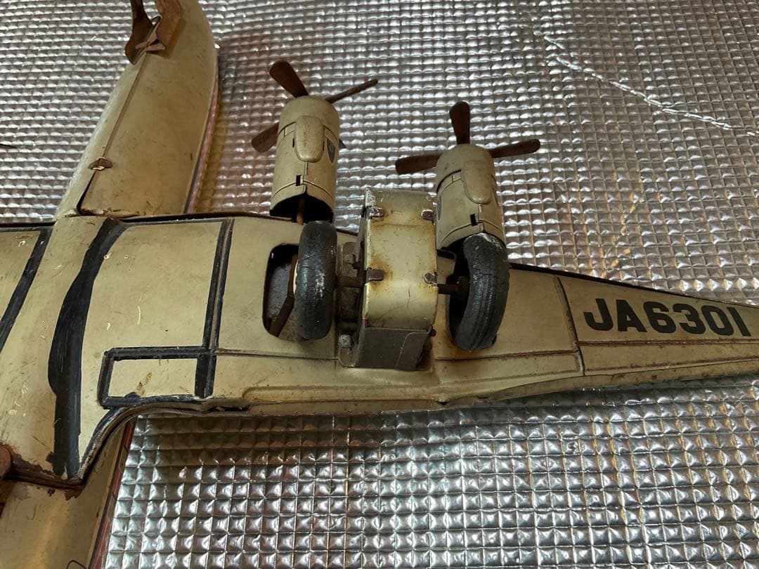 日本航空旅客機DC-7C プロペラ旅客機。【後輪タイヤ欠品、胴体翼分離可能と錆】