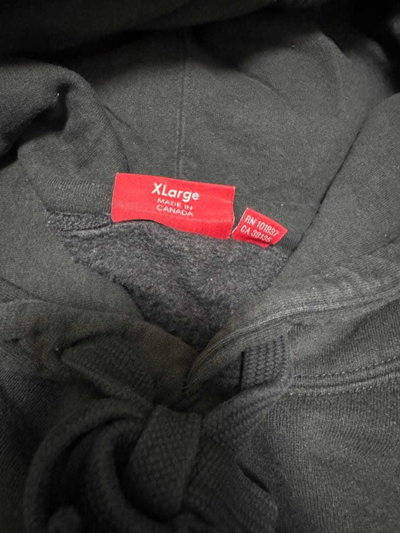 XL Supreme 黒スモールボックスロゴパーカ