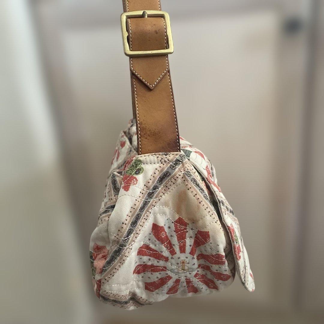 ヴィヴィアン　花柄キルティングショルダーバッグ