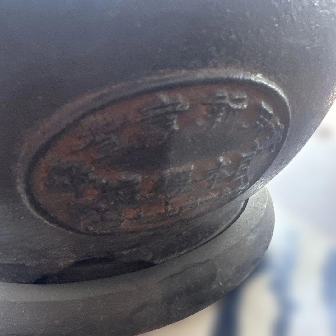 ヴィンテージ　装飾的な鉄製鍋 花模様タイル付き