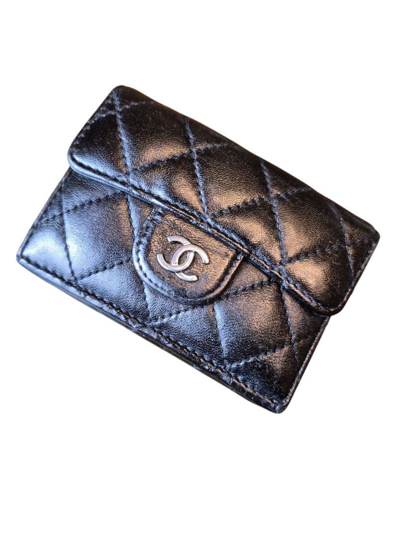 CHANEL　シャネル　マトラッセ　シルバー金具　Wホックフラップ　三つ折り財布