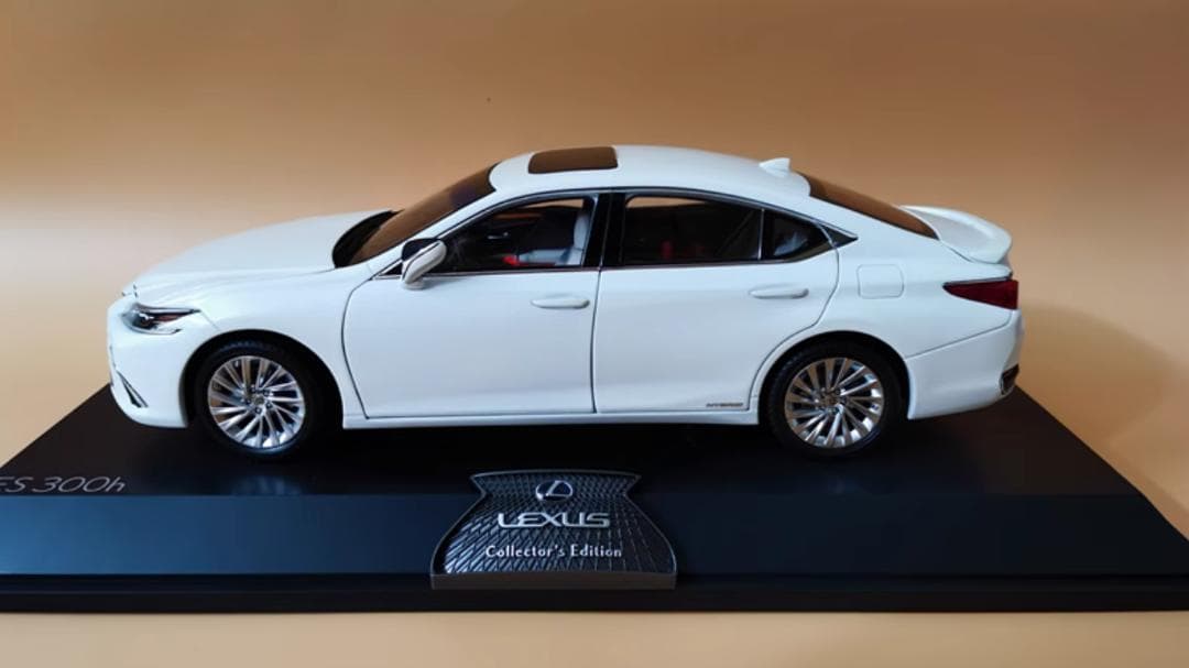 限定版1/18 レクサスES300H 模型ミニカー完成品　展示台付き　白