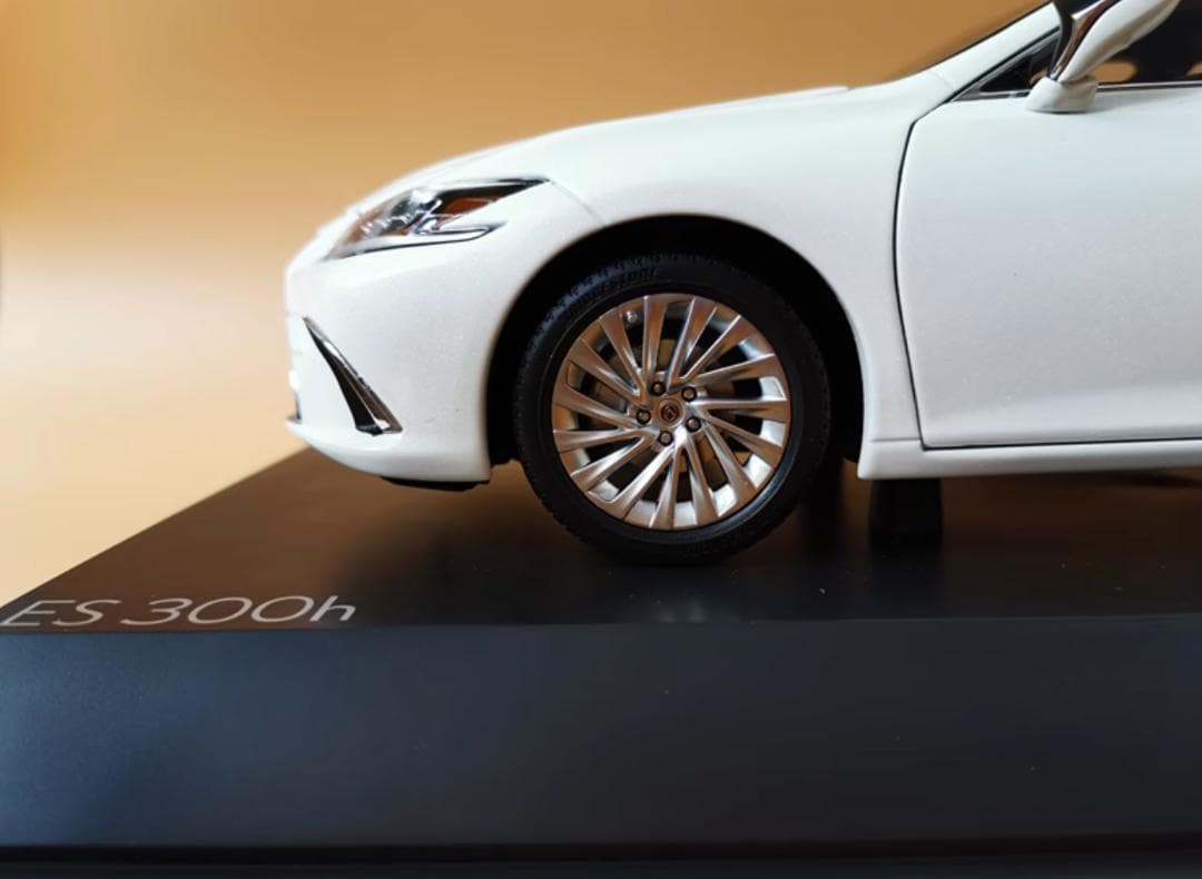 限定版1/18 レクサスES300H 模型ミニカー完成品　展示台付き　白
