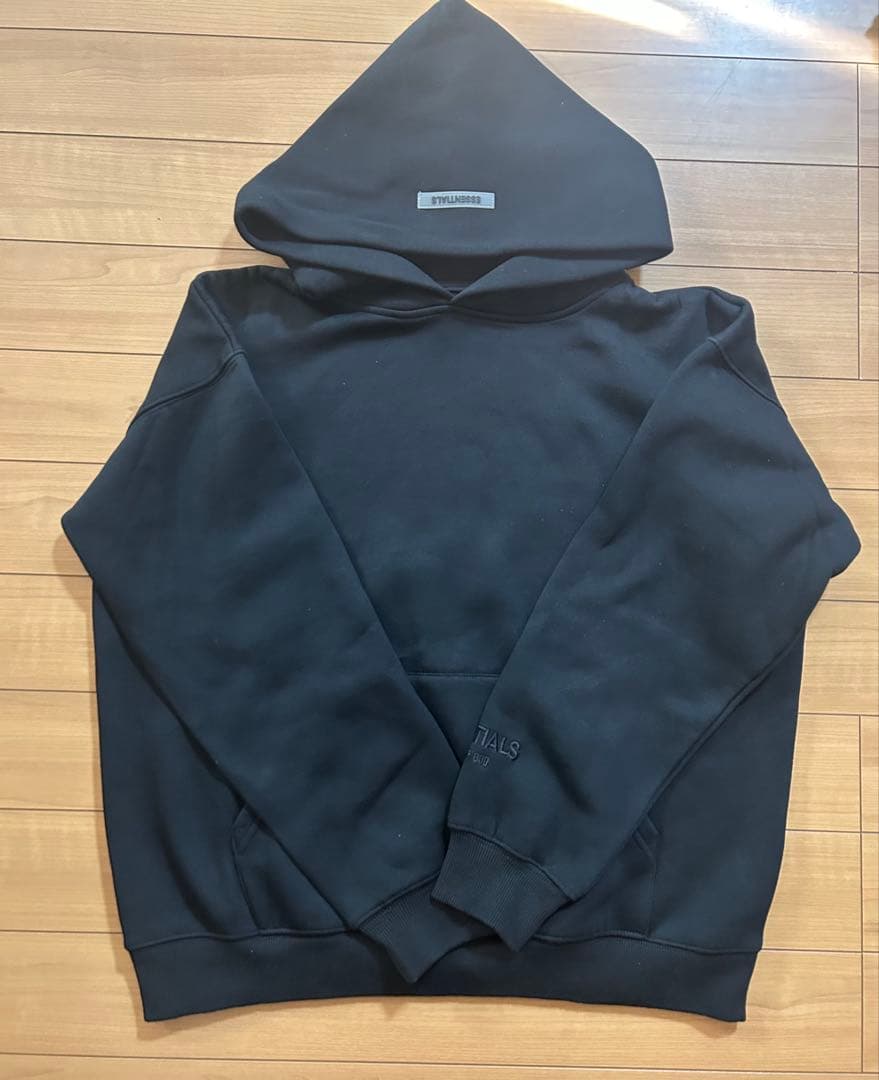 ESSENTIALS フード付きパーカー ブラック 人気ロゴ 反射フォント裏起毛