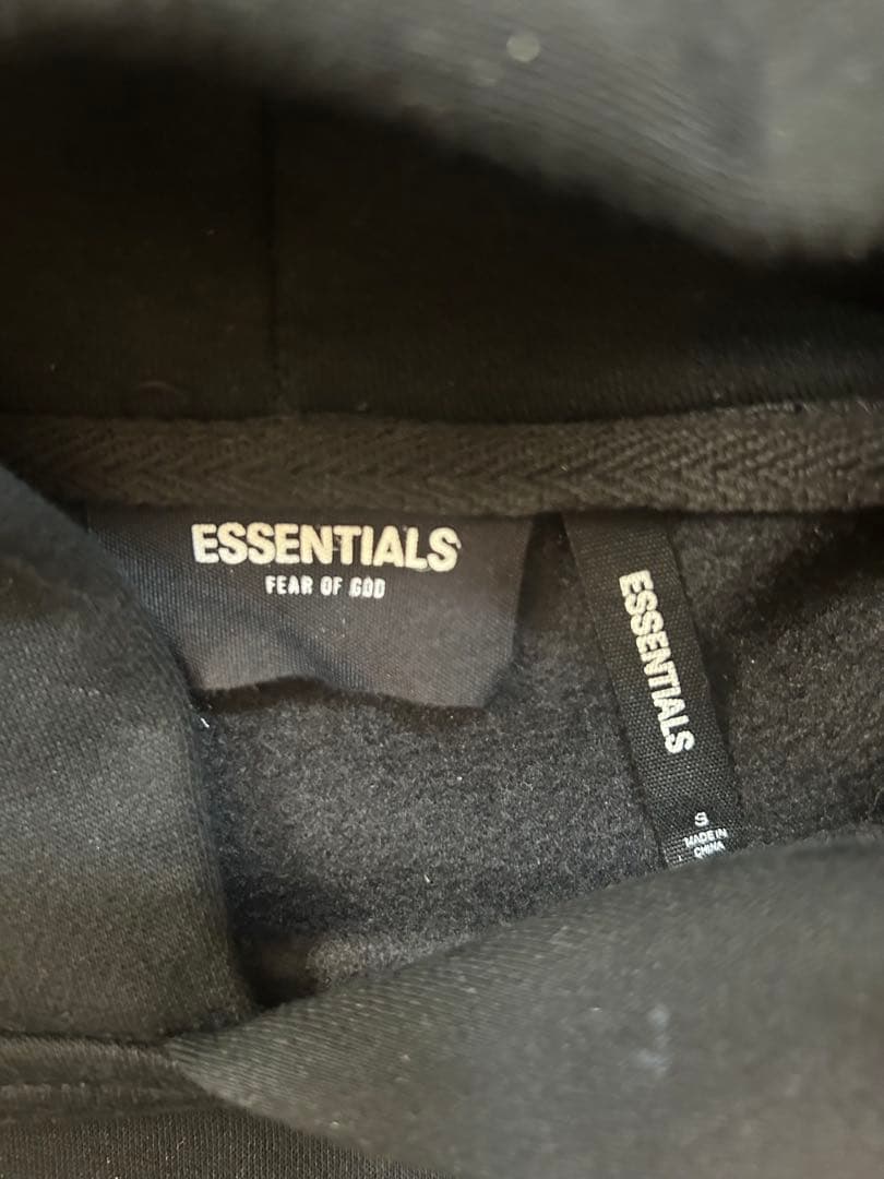 ESSENTIALS フード付きパーカー ブラック 人気ロゴ 反射フォント裏起毛