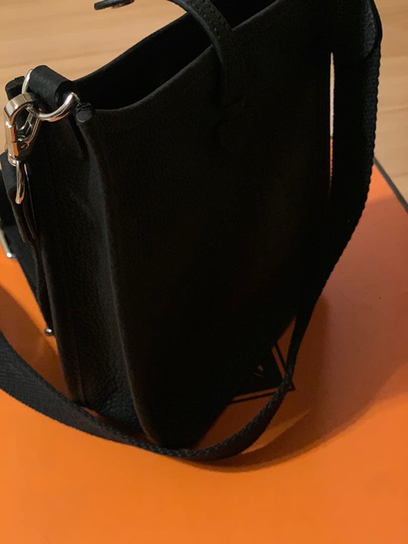 Hパンチング ショルダーバッグ Hロゴ ストラップ 高級革 ブラック