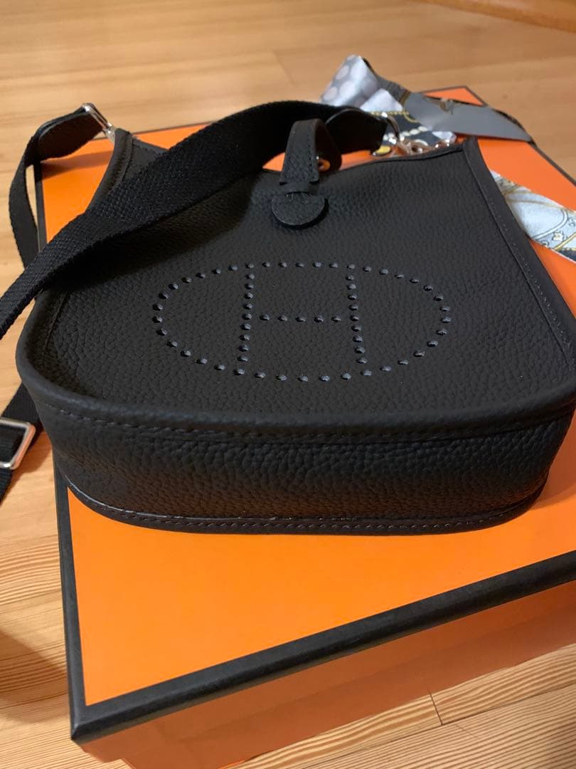 Hパンチング ショルダーバッグ Hロゴ ストラップ 高級革 ブラック