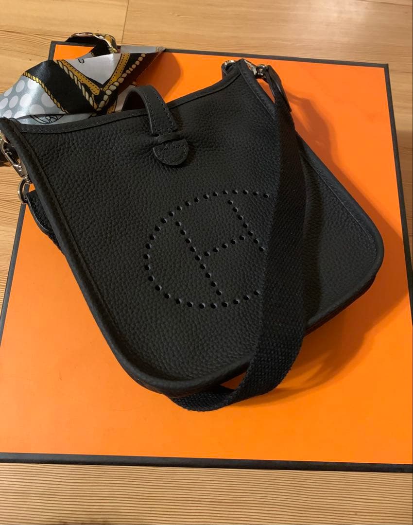 Hパンチング ショルダーバッグ Hロゴ ストラップ 高級革 ブラック