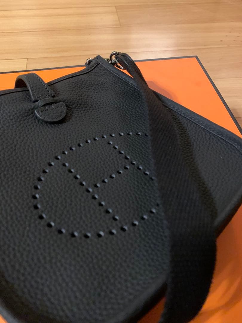Hパンチング ショルダーバッグ Hロゴ ストラップ 高級革 ブラック