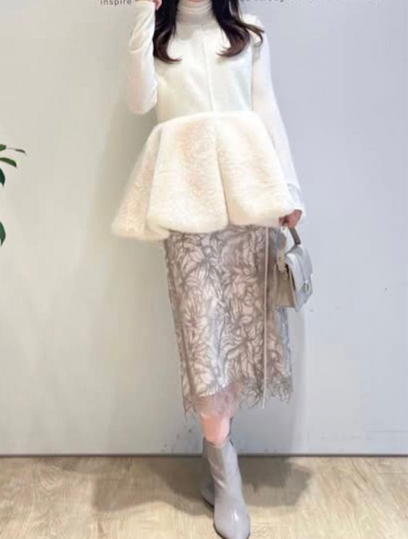 Apuweiser-riche アプワイザーリッシェ　ライン刺繍タイトスカート