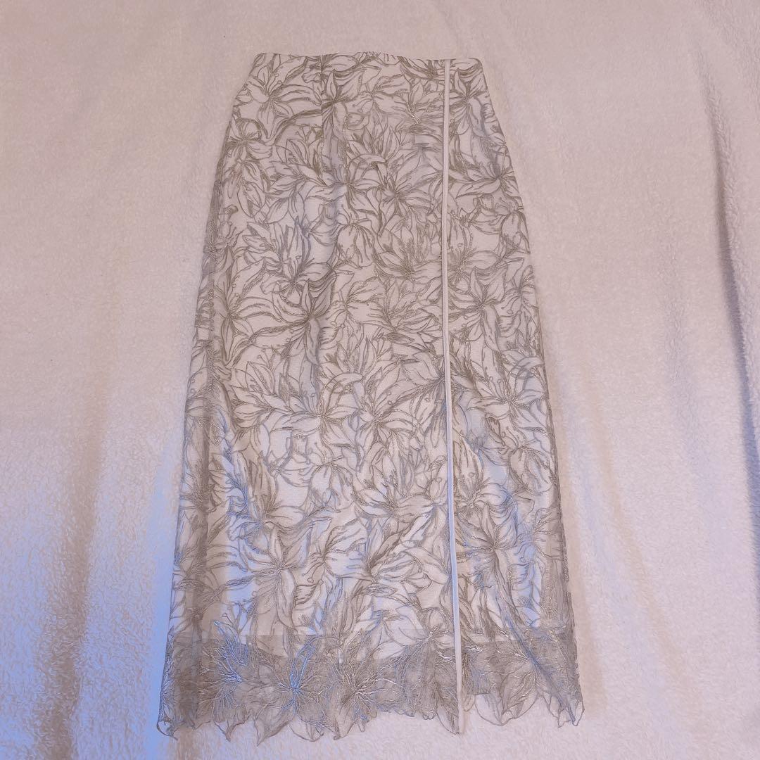 Apuweiser-riche アプワイザーリッシェ　ライン刺繍タイトスカート