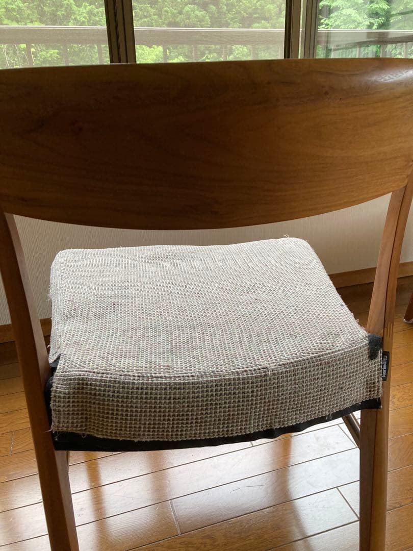 カリモク無垢のダイニングチェアー4つ