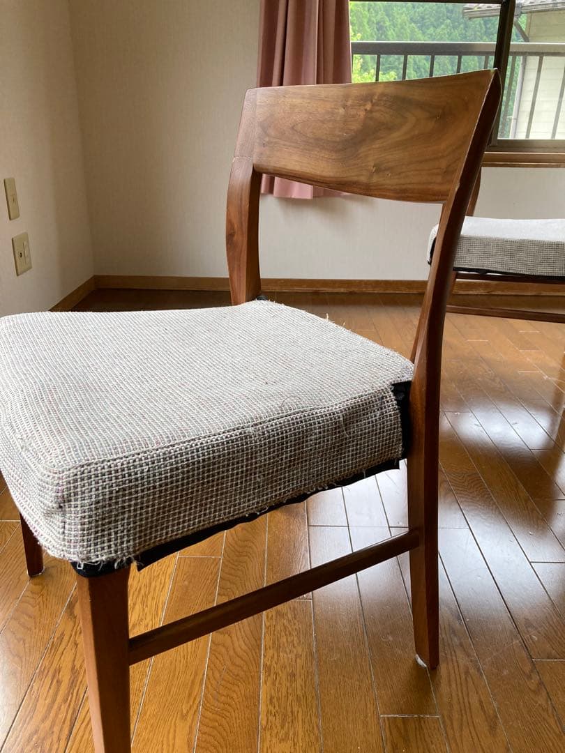 カリモク無垢のダイニングチェアー4つ