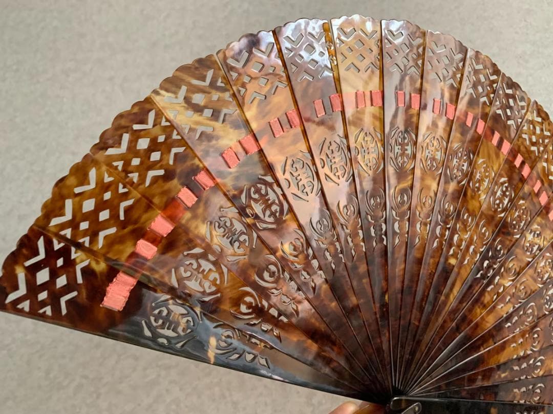本鼈甲 べっ甲 扇子 工芸品 透かしデザイン 中国扇子 96g