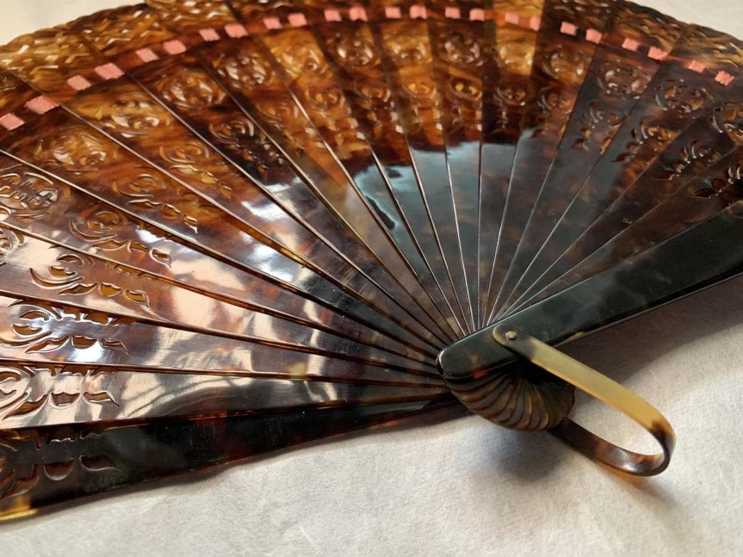 本鼈甲 べっ甲 扇子 工芸品 透かしデザイン 中国扇子 96g