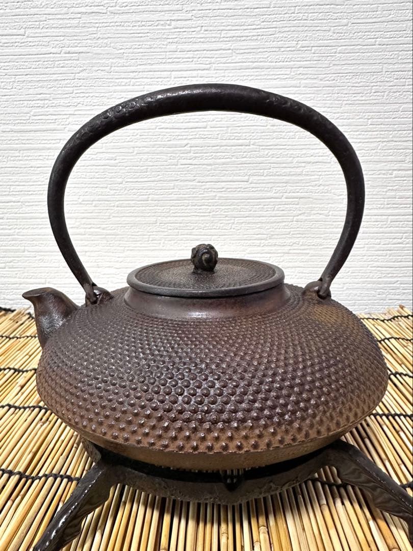 未使用品、栞付　敬典工房正寿堂山正　人間国宝髙橋敬典作独楽型　南部鉄瓶　南部鉄器