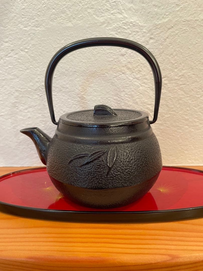 南部鉄器　葉の模様　鉄瓶