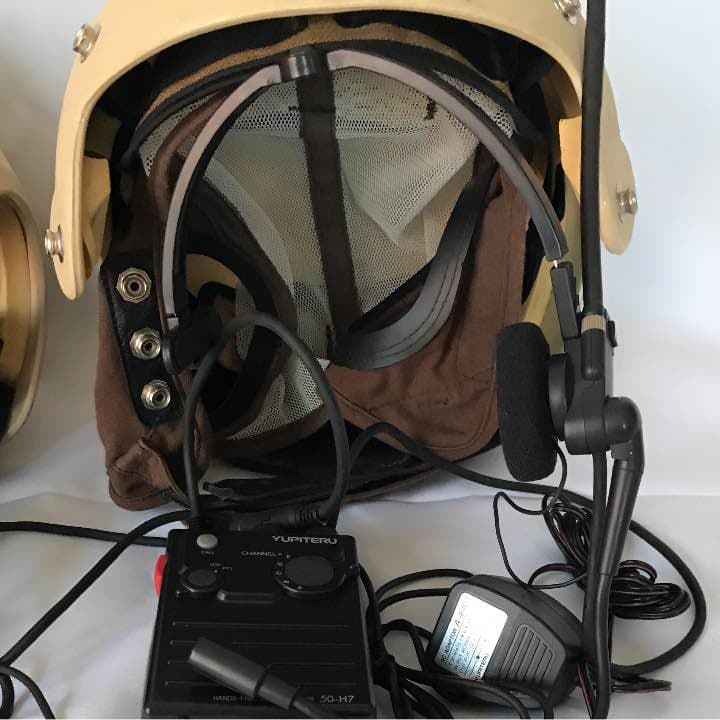 空港誘導員ヘルメットと無線機