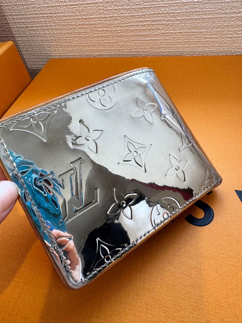 ルイヴィトン ミロワール ヴェルニ ジッピー 二つ折り財布