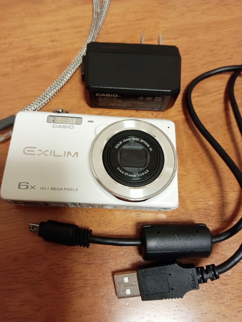 コンデジ　CASIO　EXILIM６X　 ホワイト　極美品　デジカメ