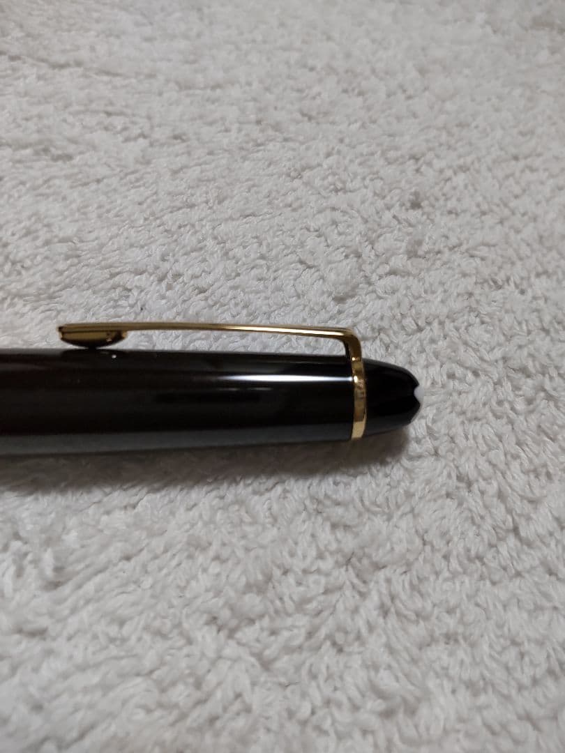 モンブラン114『モーツァルト』の、黒軸×金の万年筆(ペン先はFです)