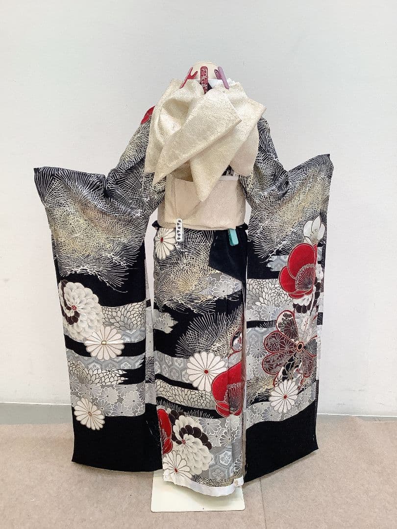 中村里砂　振袖　黒