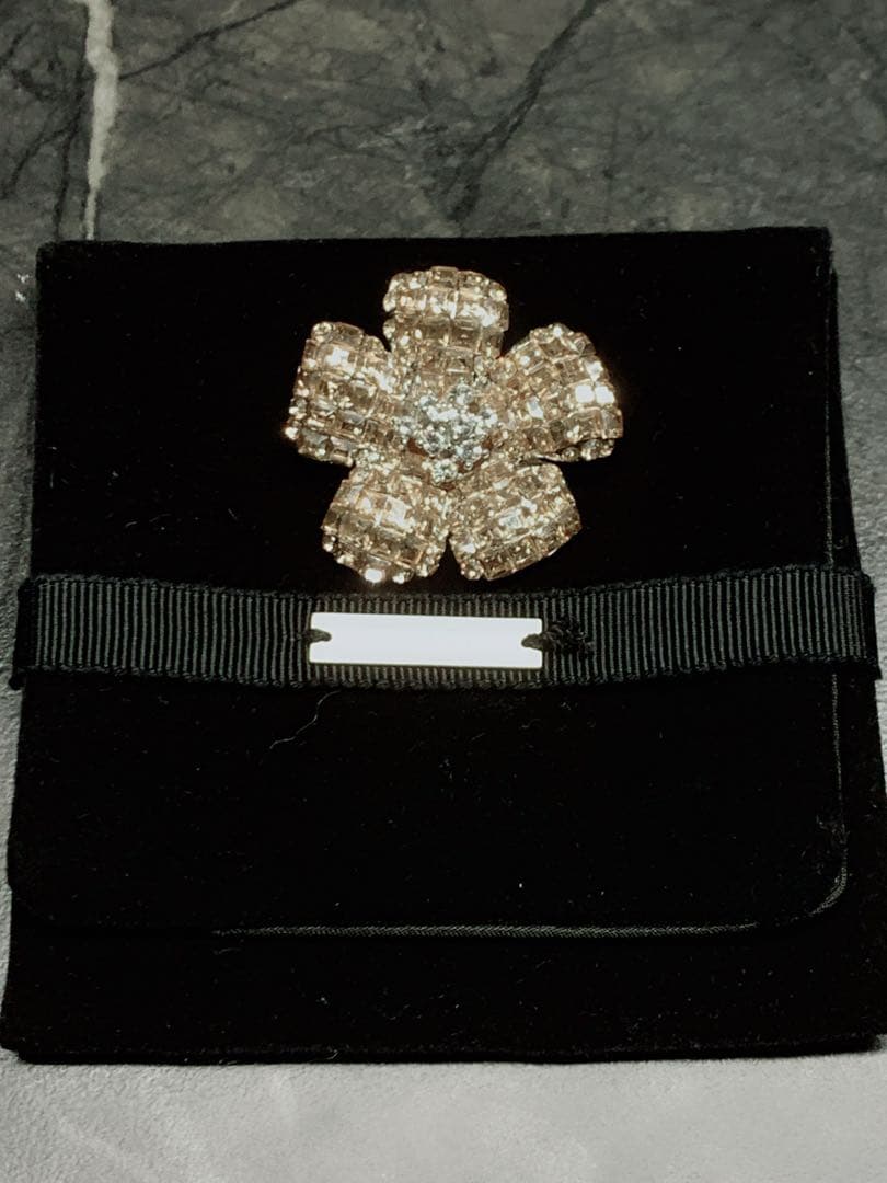 美品　FOXEY定番のロングセラー ブローチ \"FLEUR\"　シャンパン