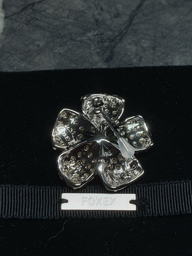美品　FOXEY定番のロングセラー ブローチ \"FLEUR\"　シャンパン