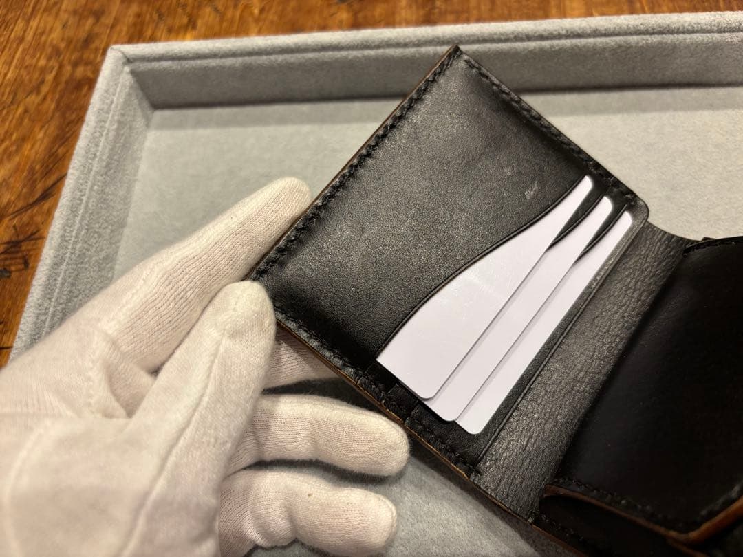 コンパクトウォレット　財布　二つ折り　ブラック　本革