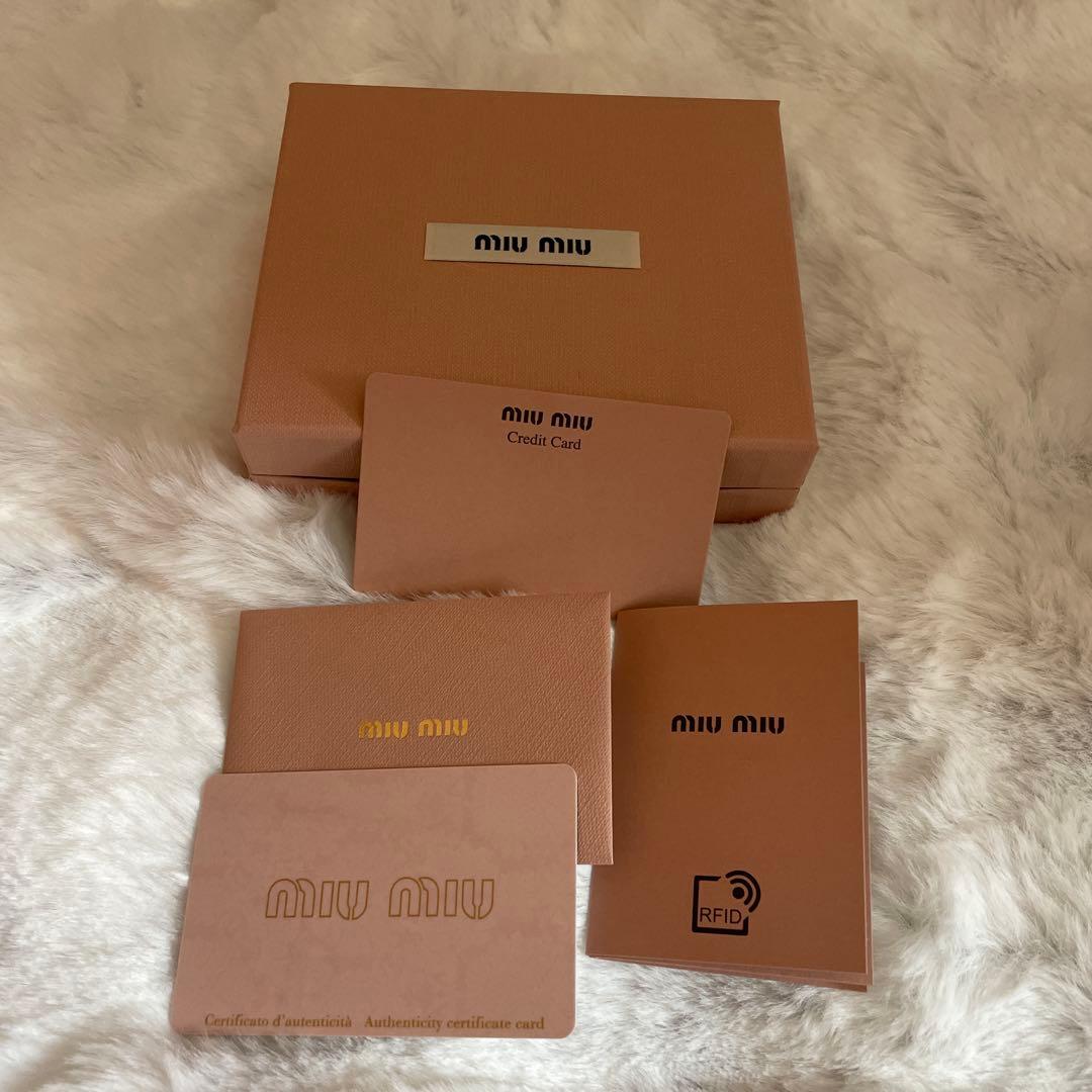 MIU MIU ミュウミュウ　二つ折財布　ブラック　NERO