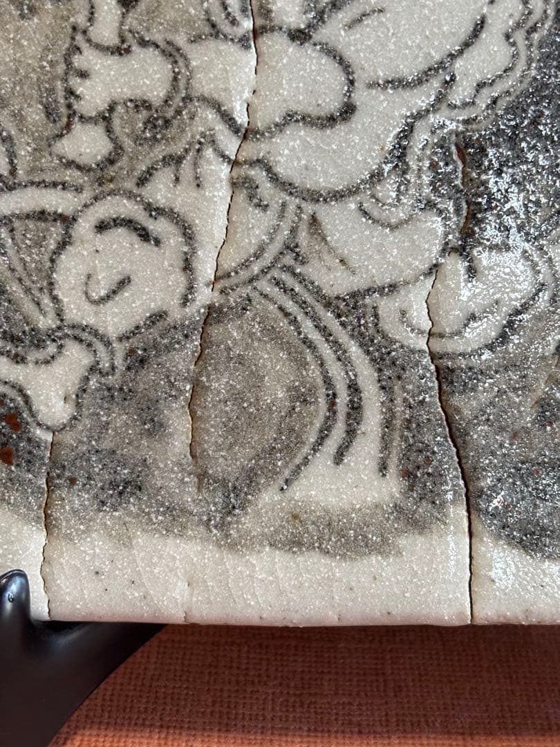 やまちゃん鬼才澤田痴陶人藁灰白黒緑釉雷神文破裂閃光四ツ足陶板皿一品物