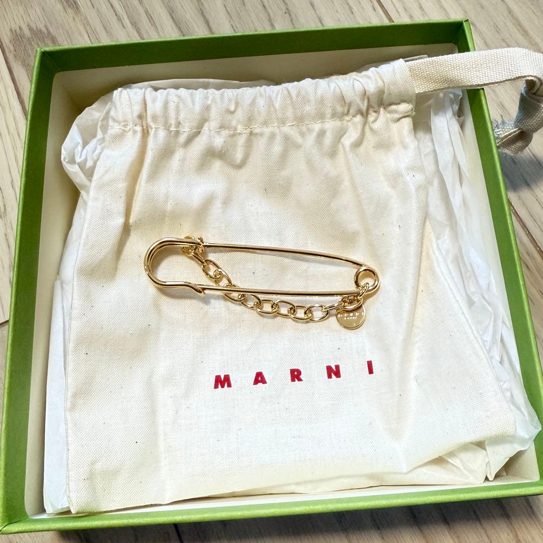 marni ゴールドトーン安全ピンブローチ