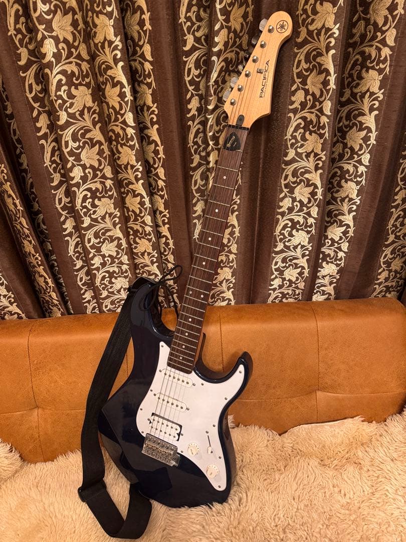 4万円程豪華ヤマハエレキギターとアンプと肩掛けとギター設置ホルダー豪華4点セット