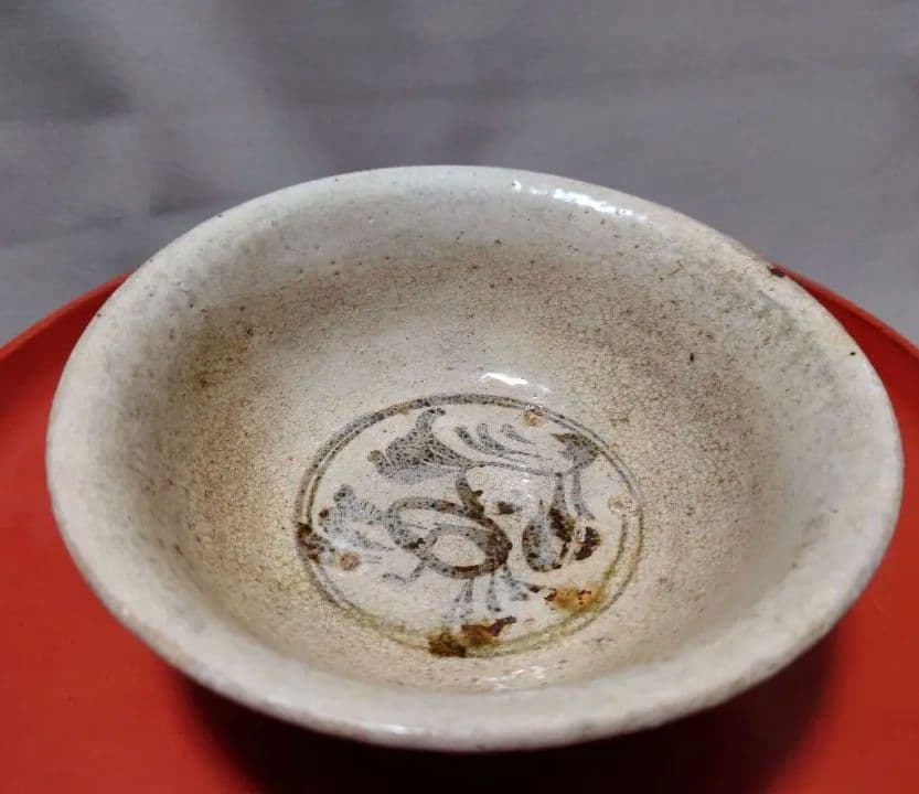 スコータイ鉄絵花文茶碗　粉引