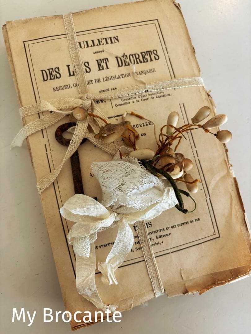 アンティーク雑貨 Old Paper & Wax Flower Set.