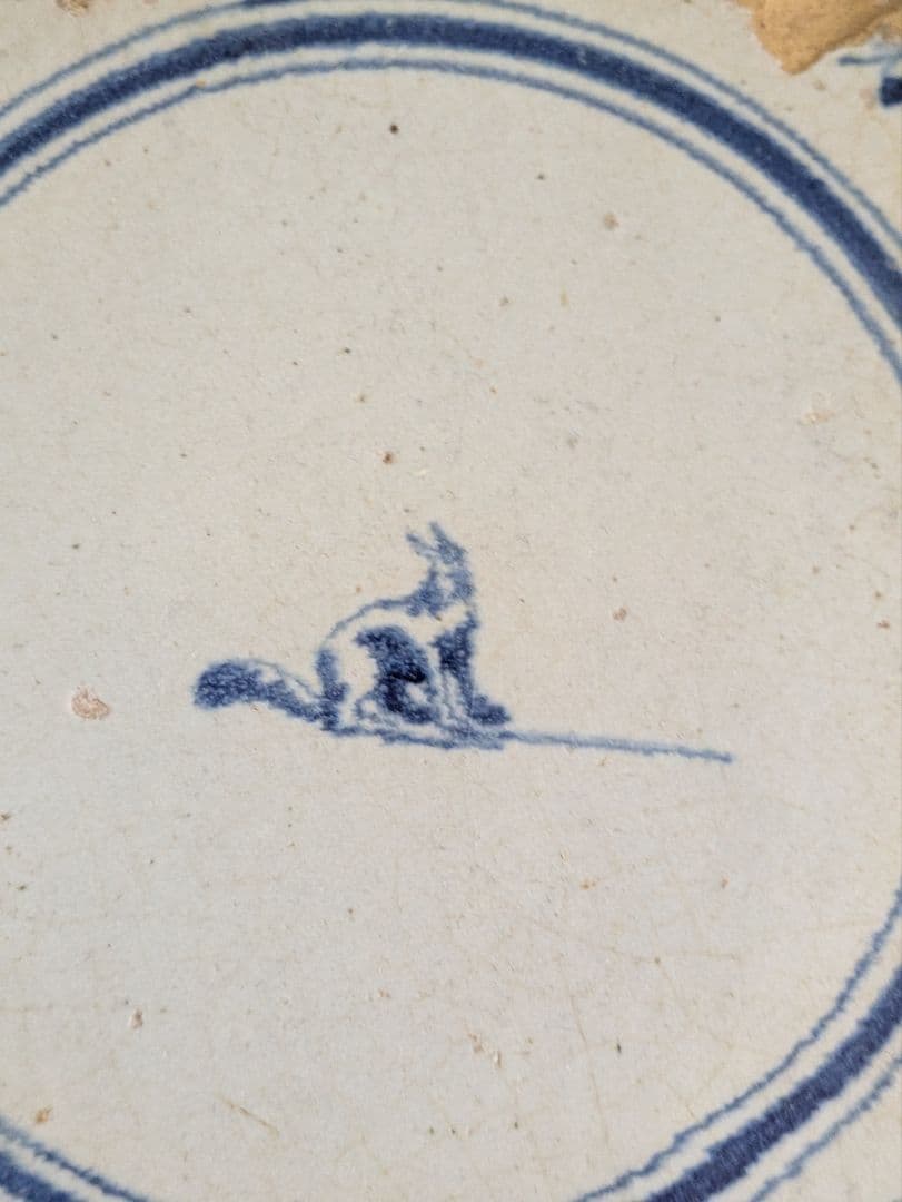 青い狐の絵柄のアンティークタイルデルフト焼き 1