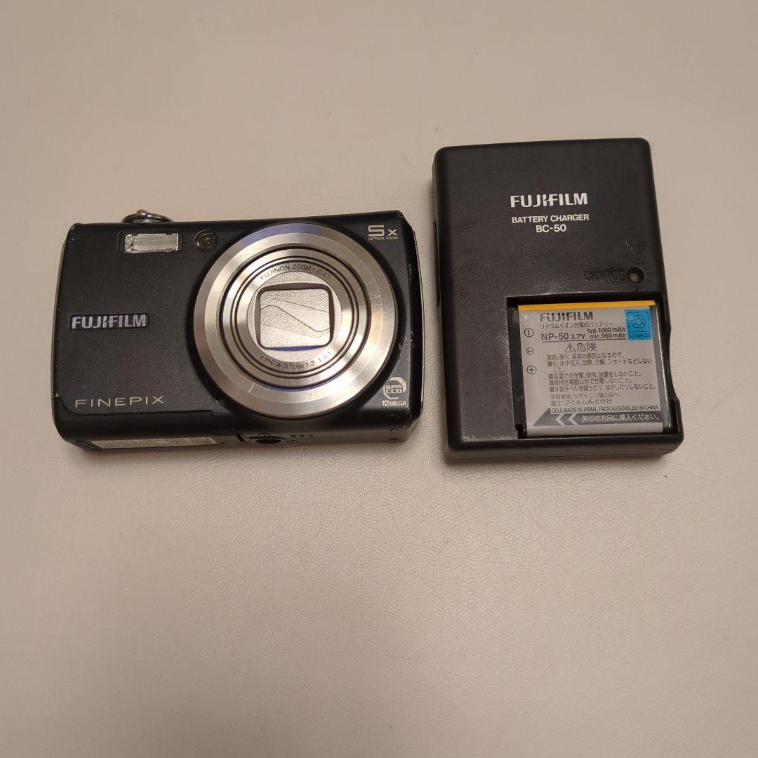 FUJIFILM FINEPIX F100 本体と充電器