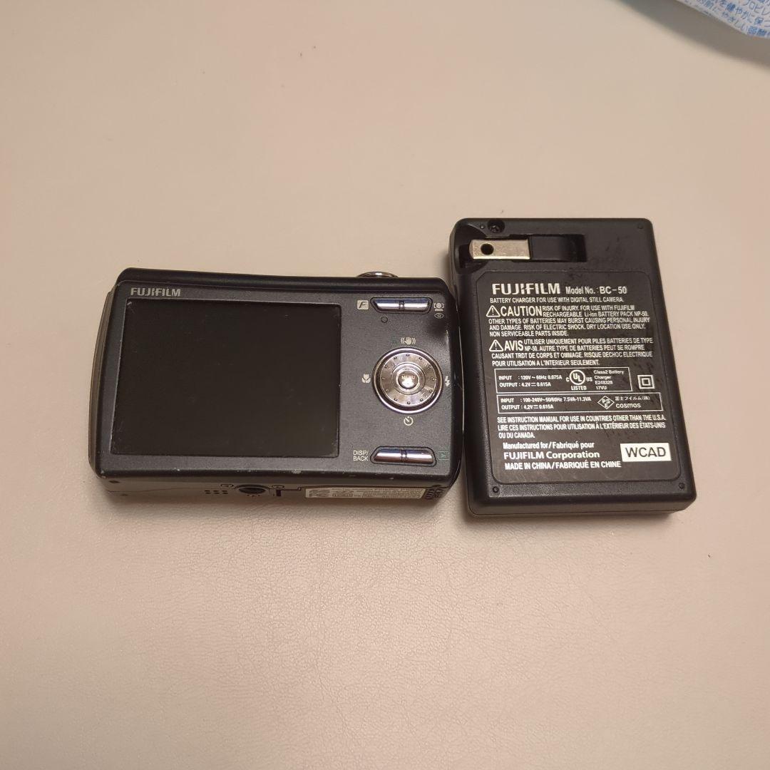 FUJIFILM FINEPIX F100 本体と充電器