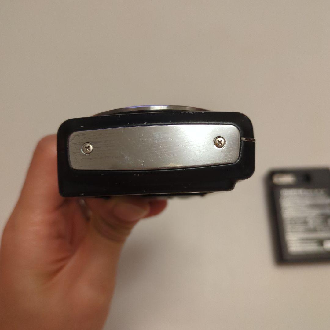 FUJIFILM FINEPIX F100 本体と充電器