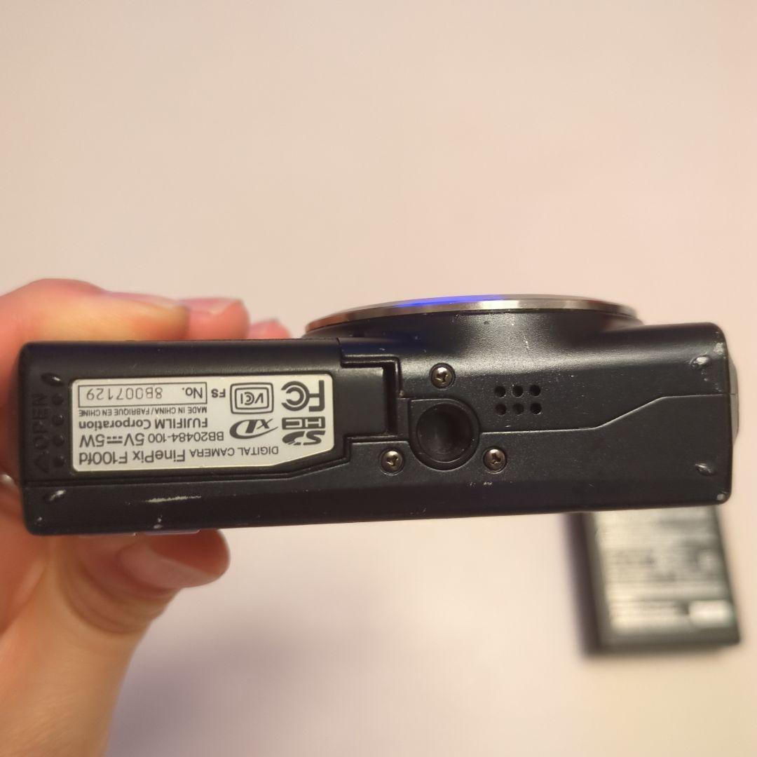 FUJIFILM FINEPIX F100 本体と充電器