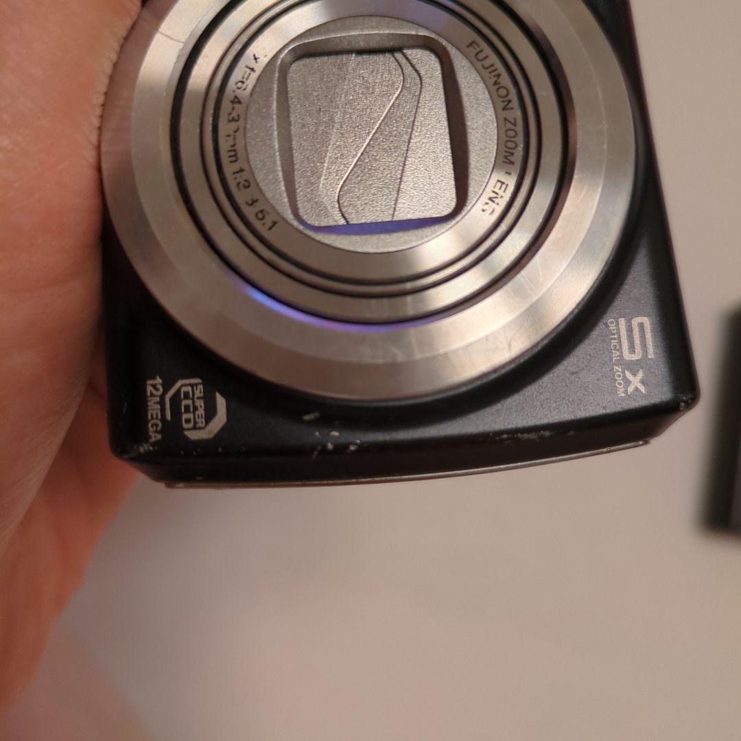 FUJIFILM FINEPIX F100 本体と充電器