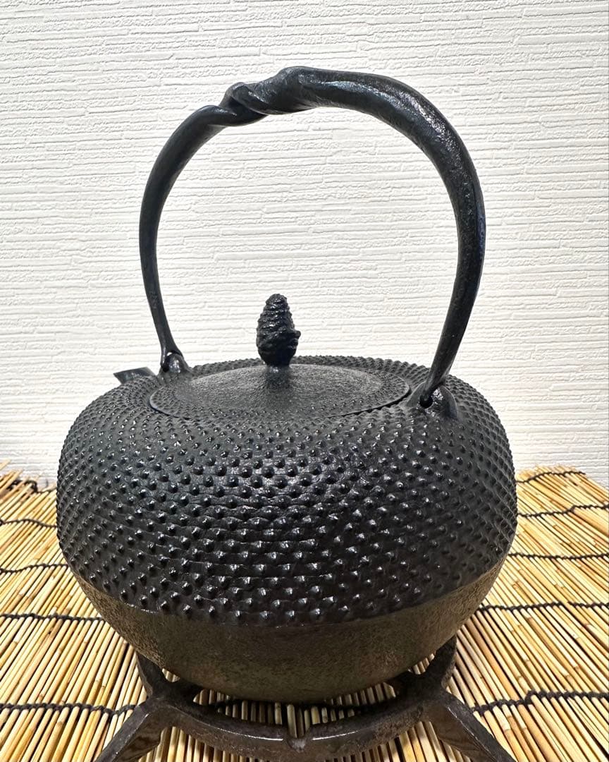 未使用品、タグ付　南部照光堂 心斎作 １８型アラレ　南部鉄瓶　南部鉄器　鉄瓶