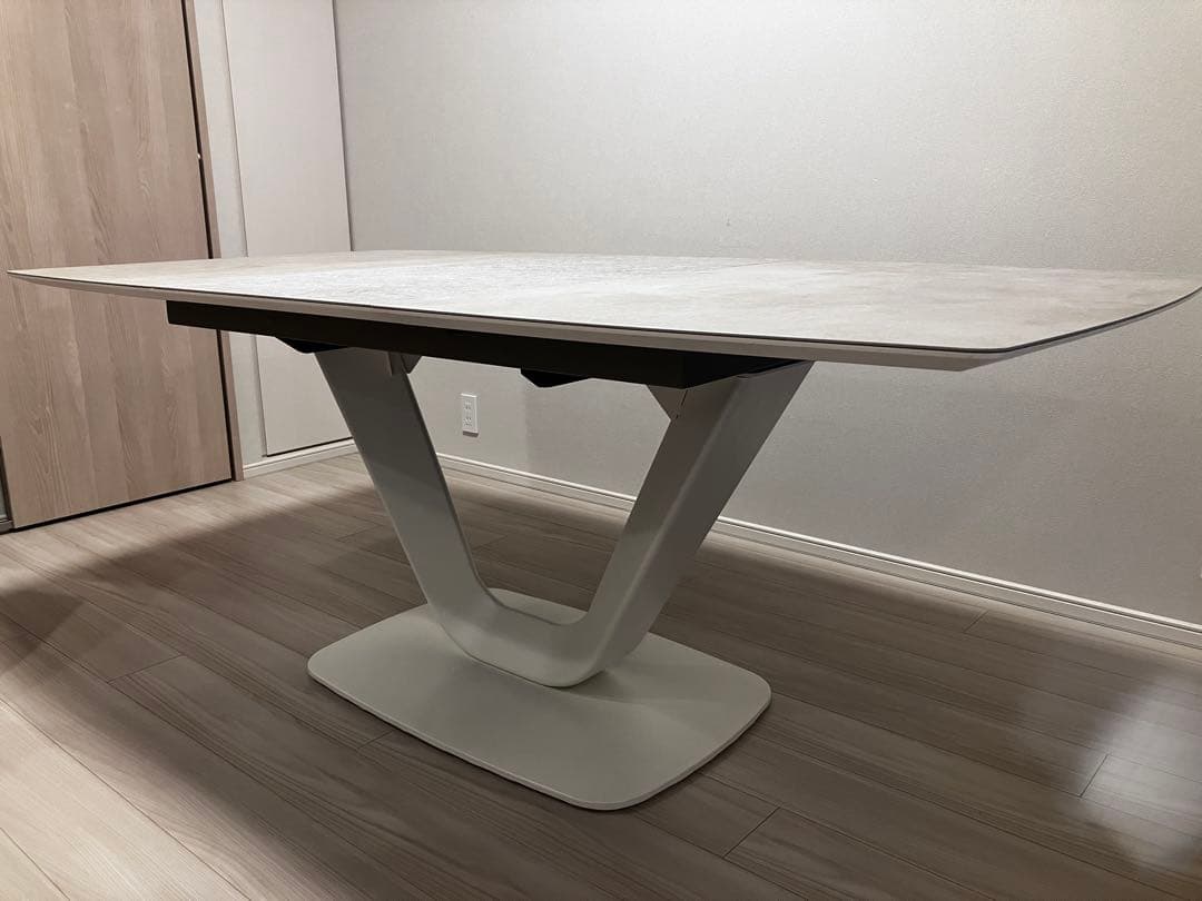 P：Alicante 伸張式ダイニングテーブル／チェア