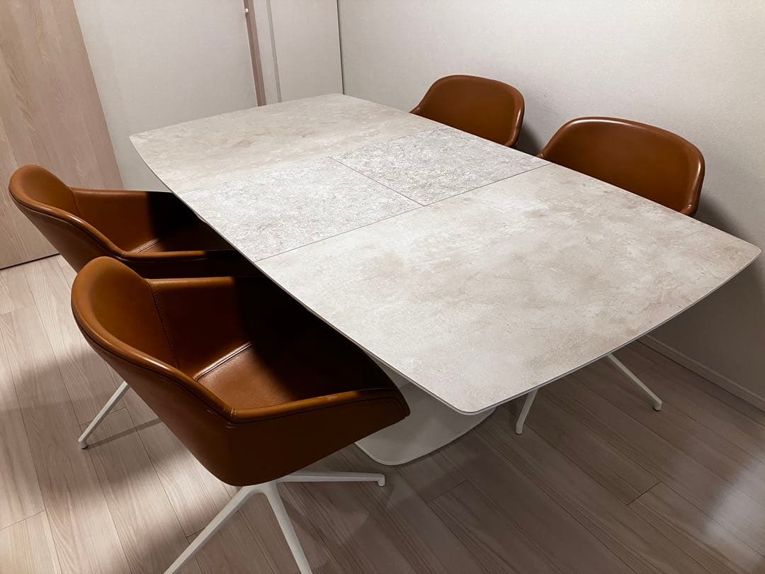 P：Alicante 伸張式ダイニングテーブル／チェア